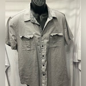Structure XL short sleeve button down in great condition. Grey